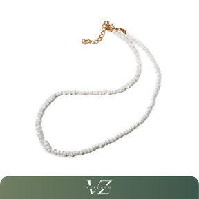 Colar Verzano® Riviera Bianca com contas brancas e corrente dourada ajustável, estilo praiano e boêmio para mulheres sofisticadas, ideal para festas e verão.