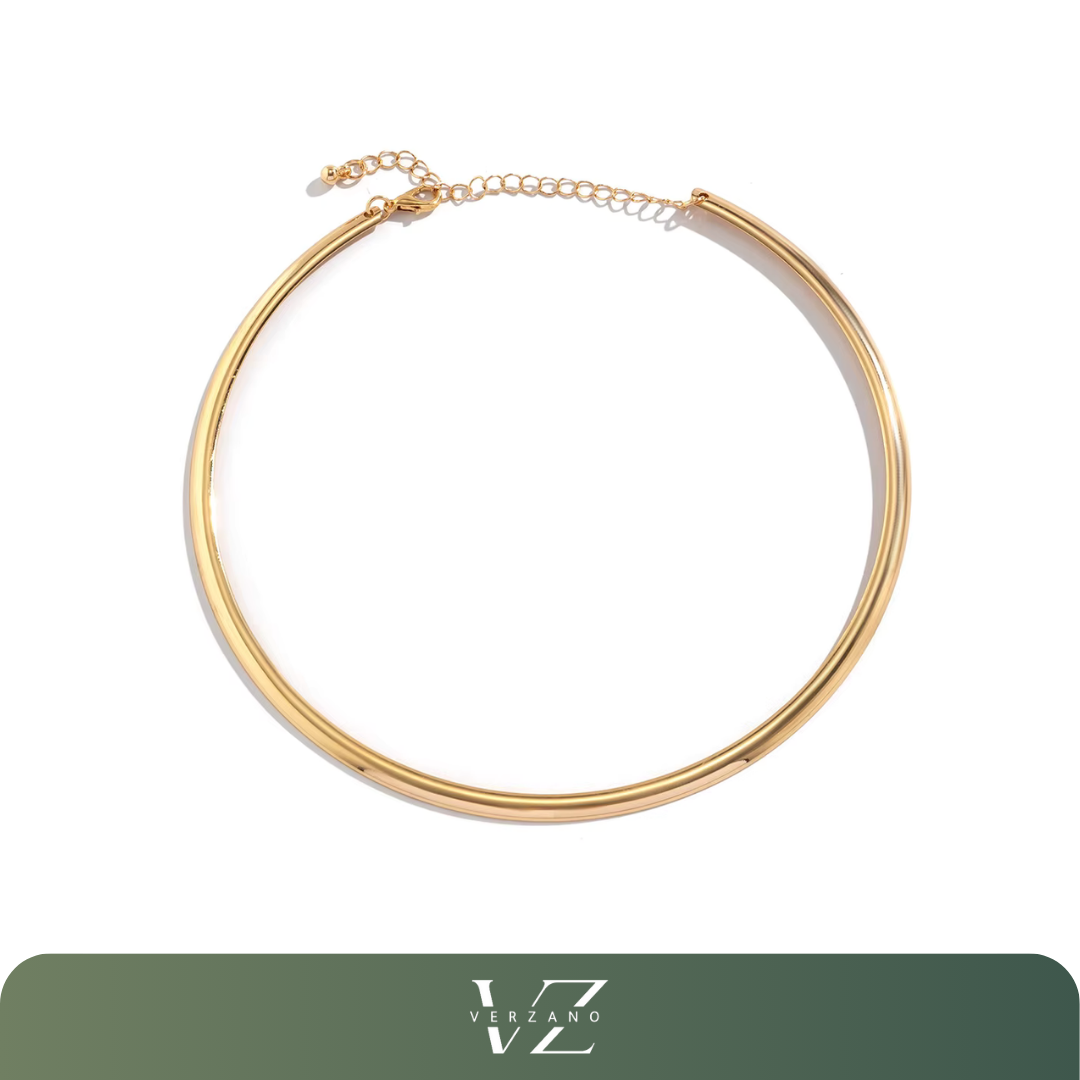 Gargantilha metálica dourada Verzano® estilo punk minimalista, com design geométrico e acabamento brilhante, ideal para festas e produções sofisticadas com atitude.