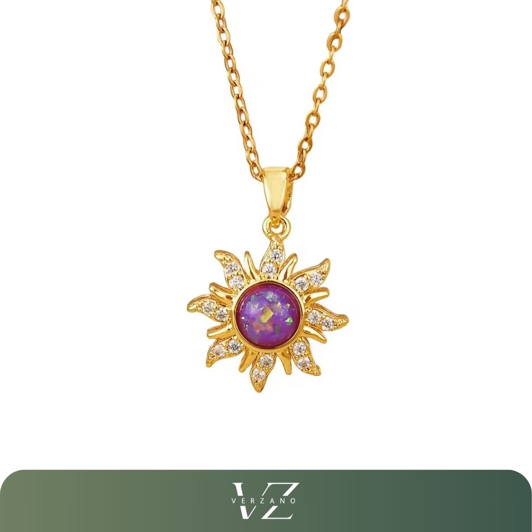 Colar Verzano® inspirado em Rapunzel, com pingente dourado em formato de sol, cravejado com zircônias e pedra iridescente, corrente fina banhada a ouro.

