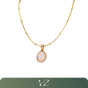 Colar com pingente de pedra oval dourado, elegante acessório feminino.