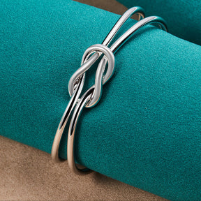 Bracelete Entrelace Verzano® em prata esterlina 925, design geométrico entrelaçado, ajustável, unissex, elegante e sofisticado.