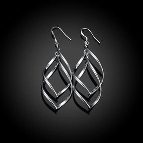 Brincos longos pendentes de prata 925, ideais para eventos sofisticados como casamentos e festas. Design elegante e moderno.