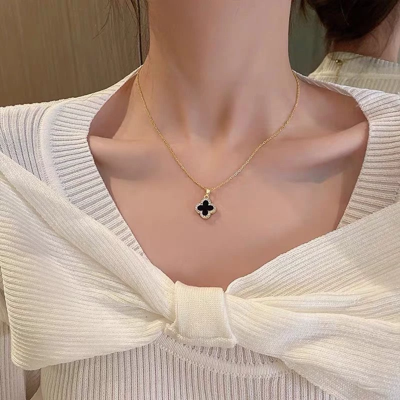 Colar Feminino Trevo Verzano® banhado a ouro 18K com pingente reversível dois em um, corrente delicada e design sofisticado, acessório elegante para todas as ocasiões.