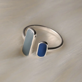 Anel Oceana Azul Verzano® com pedra de zircão azul e design geométrico em prata esterlina 925.