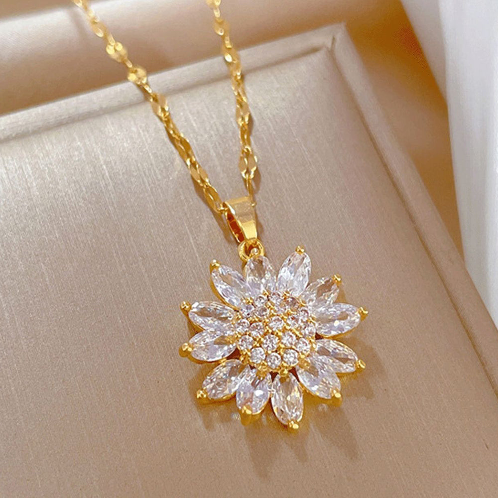 Colar Girassol Cravejado Verzano® – colar feminino dourado com pingente de girassol cravejado de zircônias brilhantes, acessório elegante e sofisticado.