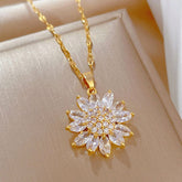 Colar Girassol Cravejado Verzano® – colar feminino dourado com pingente de girassol cravejado de zircônias brilhantes, acessório elegante e sofisticado.