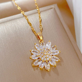 Colar Girassol Cravejado Verzano® – colar feminino dourado com pingente de girassol cravejado de zircônias brilhantes, acessório elegante e sofisticado.