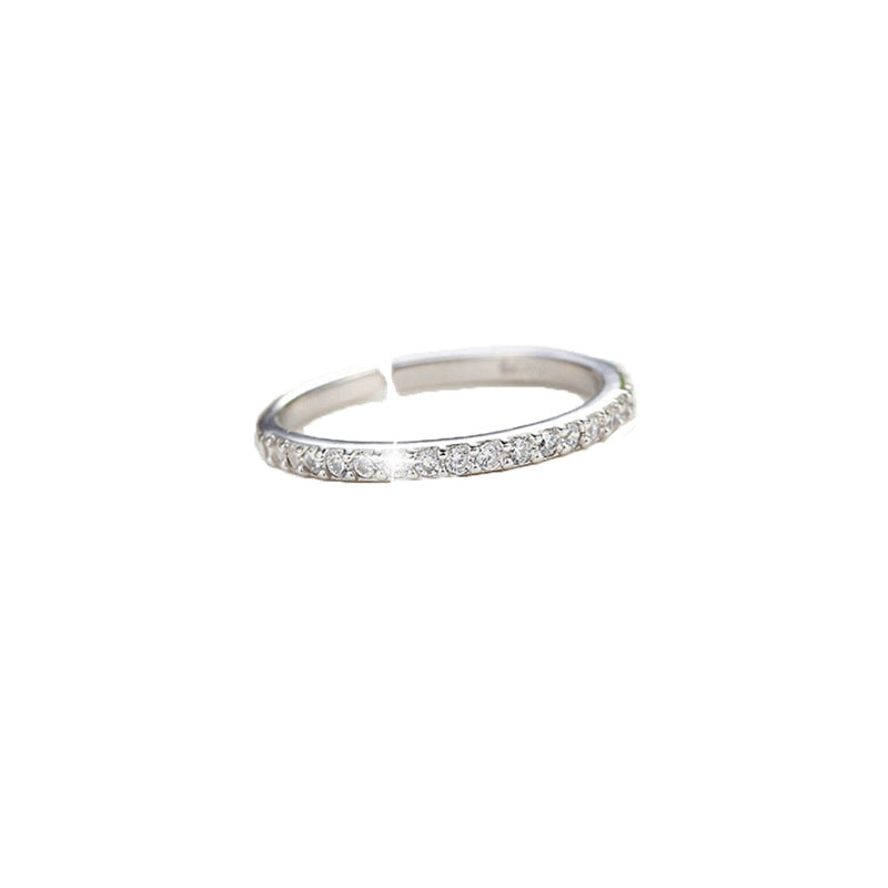 Anel de prata esterlina 925 com zirconia em linha única, design luxuoso e sofisticado, perfeito para festas e eventos especiais.