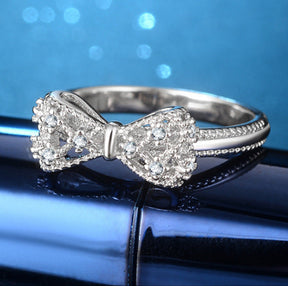 Anel de prata esterlina 925 com design de laço bowknot e zircônia, elegante e romântico, ideal para noivado e casamento.