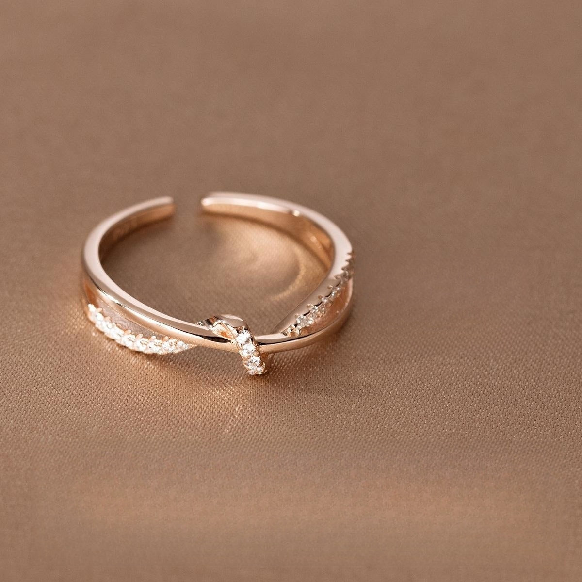 Anel de prata esterlina 925 com design entrelaçado e zircão – joia luxuosa e sofisticada, ideal para casamentos, noivados e ocasiões especiais