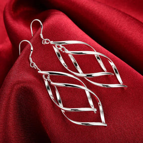 Brincos longos pendentes de prata 925, ideais para eventos sofisticados como casamentos e festas. Design elegante e moderno.