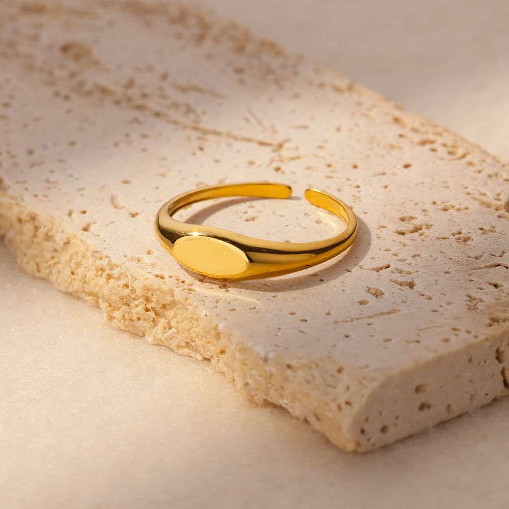 Anel oval dourado ajustável em aço inoxidável com design sofisticado – Verzano®.