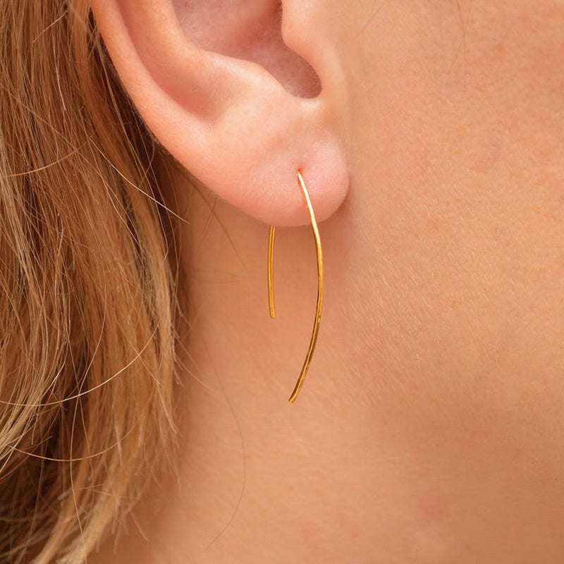 Brincos de argola geométricos minimalistas em aço inoxidável dourado ou prateado, design elegante e sofisticado para mulheres modernas.